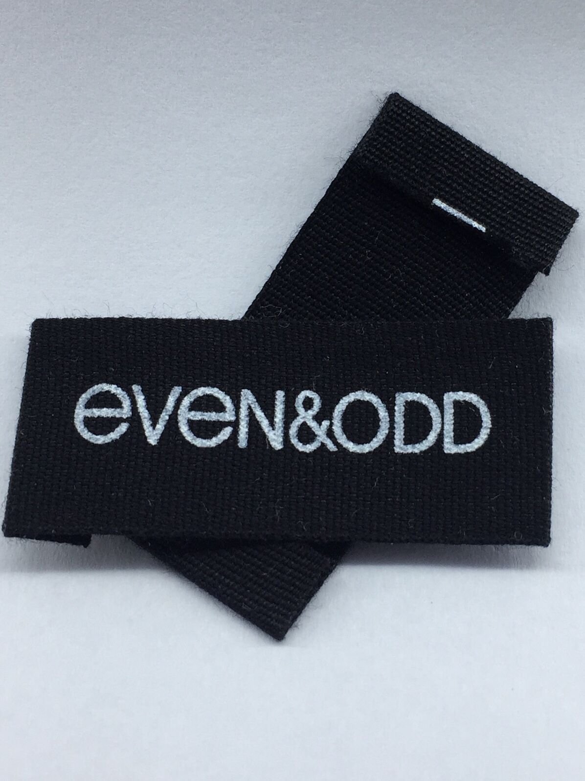 Fabricant d’étiquettes vêtements personnalisées – Tissées, carton, satin & plus – Image 2