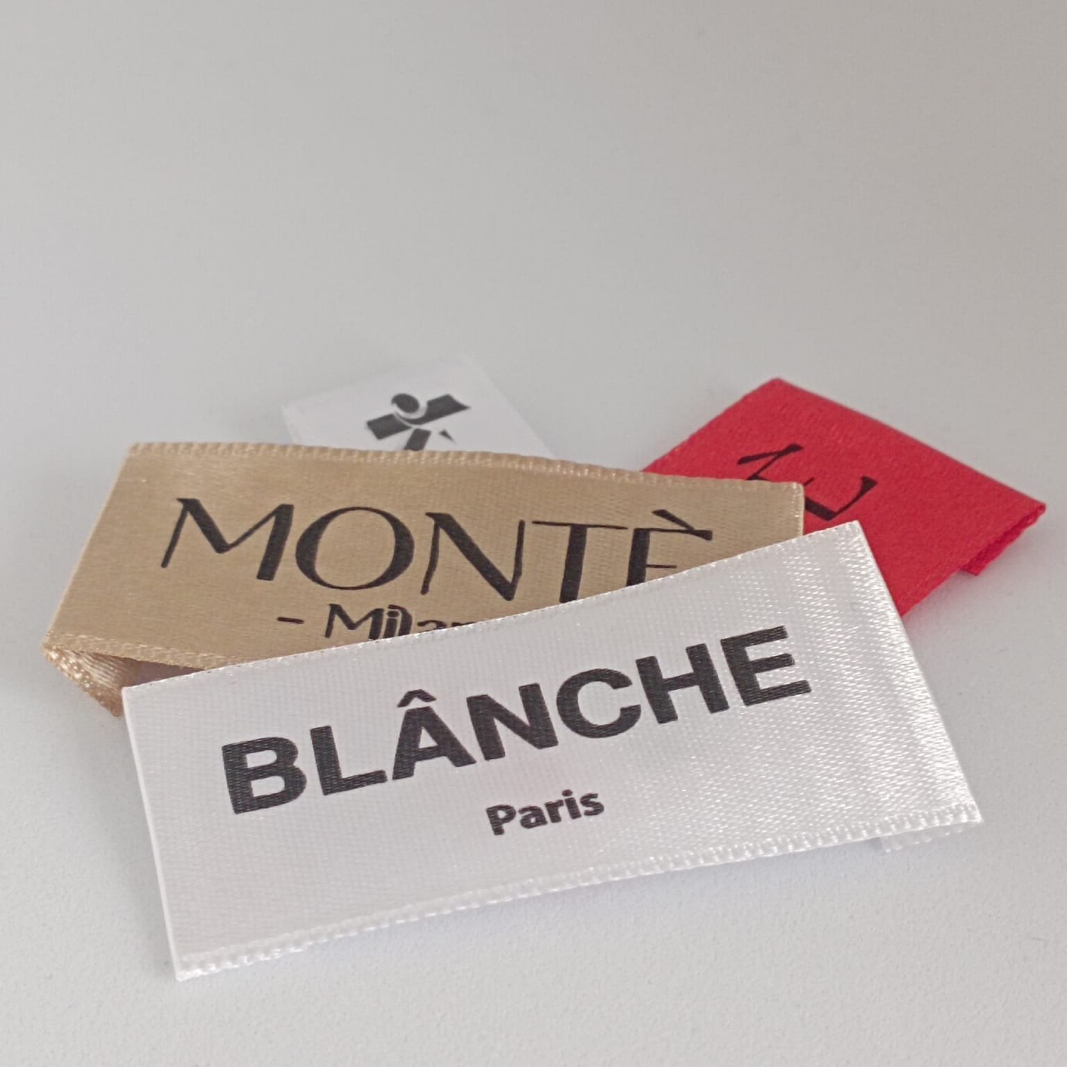 Fabricant d’étiquettes vêtements personnalisées – Tissées, carton, satin & plus – Image 5